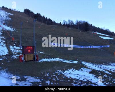 73550 Les Allues, Francia. 30 Dic, 2015. Méribel, Tre Valli, Francia - 30 dicembre 2015: nonostante la mancanza di neve finora località hanno lavorato duramente per garantire che gli sciatori sono ancora in grado di godere di loro stessi nelle Alpi francesi. Credito: Kay Roxby/StockimoNews/Alamy Live News Foto Stock