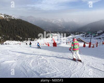 73120 Saint-Bon-Tarentaise, Francia. 31 Dic, 2015. Courchevel 1850, Tre Valli, Francia - 31 dicembre 2015: nonostante la mancanza di neve molte esecuzioni in francese alta ski resort di Couchevel 1850 sono aperte compreso questa lunga facile grado esegui verde: Credito Kay Roxby/StockimoNews/Alamy Live News Foto Stock