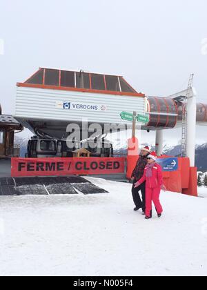 73120 Saint-Bon-Tarentaise, Francia. 31 Dic, 2015. Courchevel 1850, Francia - 31 dicembre 2015: problemi meccanici hanno portato alla chiusura temporanea di uno dei principali gondole torna giù a Courchevel e ritardato il ritorno per un paio di festosa walkers Credito: Kay Roxby/StockimoNews/Alamy Live News Foto Stock
