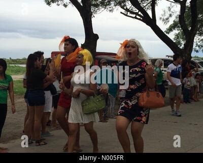 Minalin, Pampanga, Filippine. 01 gen 2016. "Aguman Sandok' che è iniziato nel 1932 è un festival ogni giorno di Capodanno in Minalin, Filippine dove uomini dritto cross- abiti e andare a ballare per le strade per dare risa alle loro città-compagni. Credito: Sherbien Dacalanio/StockimoNews/Alamy Live News Foto Stock