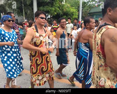 Minalin, Pampanga, Filippine. 01 gen 2016. "Aguman Sandok' che è iniziato nel 1932 è un festival ogni giorno di Capodanno in Minalin, Filippine dove uomini dritto cross- abiti e andare a ballare per le strade per dare risa alle loro città-compagni. Credito: Sherbien Dacalanio/StockimoNews/Alamy Live News Foto Stock