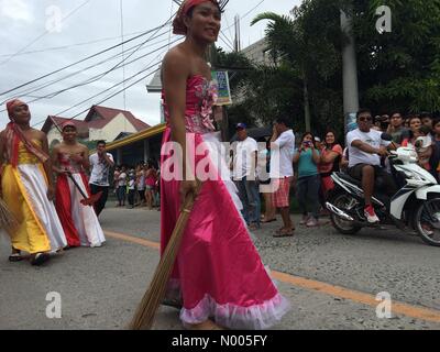 Minalin, Pampanga, Filippine. 01 gen 2016. "Aguman Sandok' che è iniziato nel 1932 è un festival ogni giorno di Capodanno in Minalin, Filippine dove uomini dritto cross- abiti e andare a ballare per le strade per dare risa alle loro città-compagni. Credito: Sherbien Dacalanio/StockimoNews/Alamy Live News Foto Stock