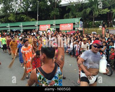 Minalin, Pampanga, Filippine. 01 gen 2016. "Aguman Sandok' che è iniziato nel 1932 è un festival ogni giorno di Capodanno in Minalin, Filippine dove uomini dritto cross- abiti e andare a ballare per le strade per dare risa alle loro città-compagni. Credito: Sherbien Dacalanio/StockimoNews/Alamy Live News Foto Stock