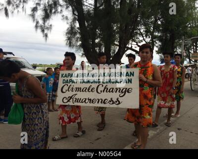 Minalin, Pampanga, Filippine. 01 gen 2016. 'Salvataggio di pianeta terra " è il tema di questo anno di "Aguman Sandok" dove gli uomini indossano abiti sul primo giorno del nuovo anno. Credito: Sherbien Dacalanio/StockimoNews/Alamy Live News Foto Stock