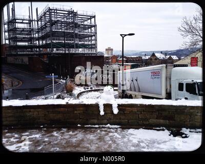 Pupazzo di neve, industriale paesaggio di Sheffield, fusione neve, costruzione. Foto Stock