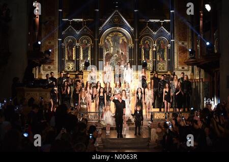 Londra, Regno Unito. Xx Febbraio, 2016. Julien Macdonald AW16 Finale, London Fashion Week Credito: KrisztianPinter / StockimoNews/Alamy Live News Foto Stock