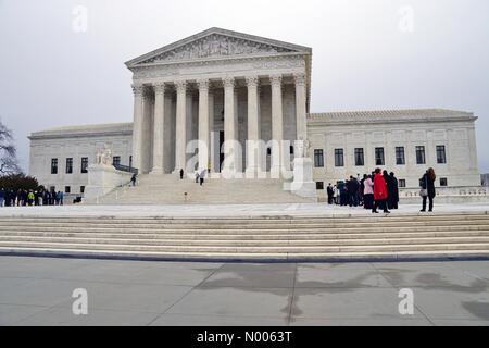 Washington DC, Stati Uniti d'America. Il 19 febbraio, 2016. Una folla di persone in lutto davanti alla Corte suprema in attesa di pagare i loro aspetti al fine di associare la giustizia Antonin Scalia che stabilisce in riposo Credito: EQ / StockimoNews/Alamy Live News Foto Stock