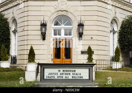 Washington DC, Stati Uniti d'America. Il 19 febbraio, 2016. Il tardo associare giustizia Antonin Scalia il corpo stabilisce in suffragio presso la cappella della corte suprema la costruzione di credito: EQ / StockimoNews/Alamy Live News Foto Stock