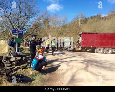 Dumfries, Dumfries and Galloway, UK. Xix Mar, 2016. Ae Forest, Dumfries Scozia - 19 Marzo 2016: Regno Unito meteo: giorno glorioso come downhill mountain bikers ottenere un incremento sul giorno di pratica del primo SDA (scozzese in discesa Association) Gara dell'anno Credito: Kay Roxby/StockimoNews/Alamy Live News Foto Stock