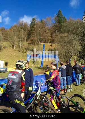 Dumfries, Dumfries and Galloway, UK. Xix Mar, 2016. Ae Forest, Dumfries Scozia - 19 Marzo 2016: Regno Unito meteo- glorioso giorno di primavera sulla pratica giorno per la prima gara della SDA (scozzese in discesa Association) stagione. Credito: Kay Roxby/StockimoNews/Alamy Live News Foto Stock