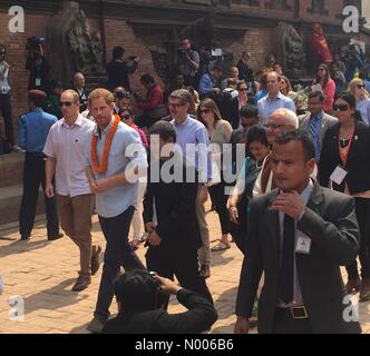 Patan, Nepal. Xx marzo, 2016. Il principe Harry visite Patan Durbar Square durante i suoi cinque giorni di visita ufficiale del Nepal. Credito: Dutourdumonde / StockimoNews/Alamy Live News Foto Stock