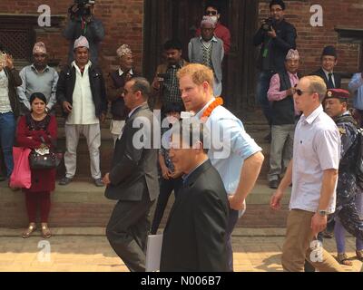 Patan, Nepal. Xx marzo, 2016. Il principe Harry visite Patan Durbar Square durante i suoi cinque giorni di visita ufficiale del Nepal. Credito: Dutourdumonde / StockimoNews/Alamy Live News Foto Stock