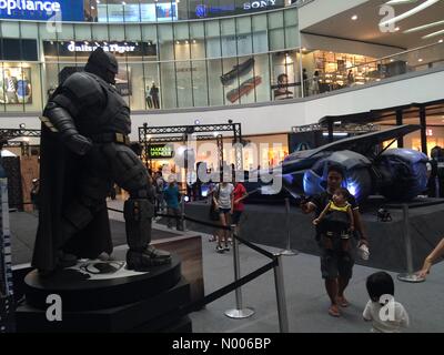 Il blocco, Bago Bantay, Quezon City, Metro Manila, Filippine. 23 Mar, 2016. Una dimensione di vita Batmobile era visualizzato all'interno di SM a nord nella città di Quezon nel tempo del teatro rilascio di Batman Vs. Superman: Alba di giustizia nelle Filippine su marzo 26,2016 Credito: Sherbien Dacalanio/StockimoNews/Alamy Live News Foto Stock