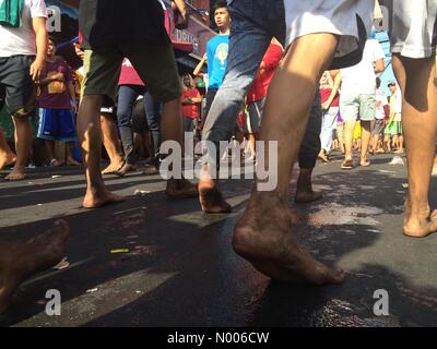 Gonzalo Puyat St, Quiapo, Manila Metro Manila, Filippine. 25 Mar, 2016. Devoti Cattolici nella città camminare a piedi nudi di andare alla Basilica del Nazareno nero come parte del loro buon Venerdì atto di penitenza. Credito: Sherbien Dacalanio/StockimoNews/Alamy Live News Foto Stock