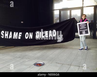 Khapa, Boulogne-Billancourt, Francia. 1 Aprile, 2016. Act Up protestare contro Galaad Pharmaceutical alla lobby per abbassare i prezzi dei farmaci, Parigi, Francia Credito: Directphoto.org/StockimoNews/Alamy Live News Foto Stock