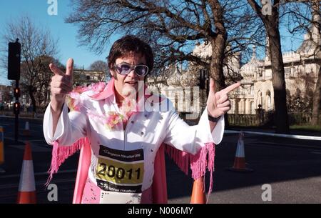 Brighton Regno Unito. Il 17 aprile, 2016. Un concorrente vestito come Elvis fa il suo modo in passato il Royal Pavilion all'inizio della Maratona di Brighton questa mattina. Credito: Simon Dack / StockimoNews/Alamy Live News Foto Stock