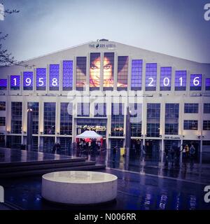 Londra, Regno Unito. 22 apr, 2016. Il principe morte commemorato dalla Wembley Arena Credito: Tim Cordell / StockimoNews/Alamy Live News Foto Stock