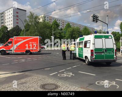 Berlin Lichtenberg, Germania. 11 Maggio, 2016. Le unità di polizia di reindirizzare il traffico a cancellare street per vigili del fuoco come un fuoco arde giù un edificio adibito allo stoccaggio di Dong Xuan Center in Berlin Lichtenberg Credito: MichaelJBerlin / StockimoNews/Alamy Live News Foto Stock