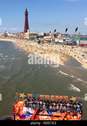 Blackpool, Regno Unito. 29 Maggio, 2016. Regno Unito meteo, giornata di sole a Blackpool. Spiaggia affollata e il parco di divertimenti sul molo centrale Credito: Lancashire Immagini / StockimoNews/Alamy Live News Foto Stock