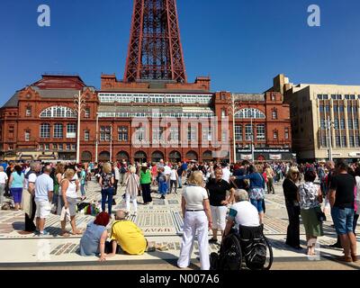 Blackpool, Regno Unito. 29 Maggio, 2016. Regno Unito meteo, giornata di sole a Blackpool. Tutto il giorno anima settentrionale manifestazione di fronte alla Torre Credito: Lancashire Immagini / StockimoNews/Alamy Live News Foto Stock