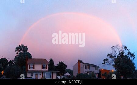 Park Ave, Merrick, New York, Stati Uniti d'America. 05 Giugno, 2016. Rainbow rosa al tramonto dopo la primavera piovosa giornata in città suburbane di Merrick in Long Island Credito: aparry/StockimoNews/Alamy Live News Foto Stock