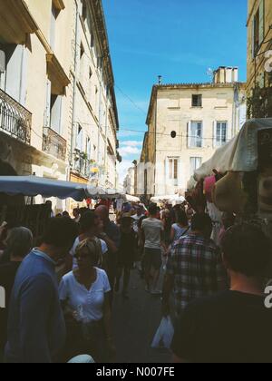 30700 Uzès, Francia. 11 Giugno, 2016. Mercato del sabato in Uzes, Gard, Languedoc Roussillon Credito: Charlotte Machin/StockimoNews/Alamy Live News Foto Stock