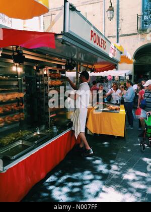 30700 Uzès, Francia. 11 Giugno, 2016. Pollo Rotisserie stallo in Uzes mercato su un soleggiato sabato. Credito: Charlotte Machin/StockimoNews/Alamy Live News Foto Stock