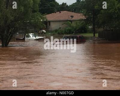 OK-19, Maysville, Oklahoma, Stati Uniti d'America. 12 Giugno, 2016. Auto e case sommersa dopo caduta Flashfloods 10-15 centimetri di pioggia la piccola città di Oklahoma di Maysville. Credito: Jazz Vescovo/StockimoNews/Alamy Live News Foto Stock