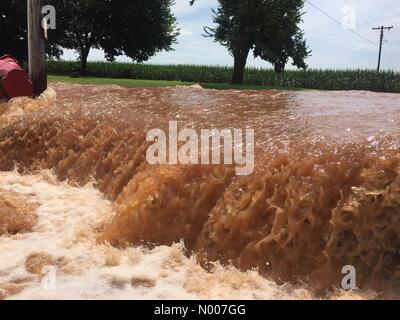 OK-19, Maysville, Oklahoma, Stati Uniti d'America. 12 Giugno, 2016. Questo mans cortile anteriore ha intrappolato di lui e si trasforma in un mini cascate del Niagara. Credito: Jazz Vescovo/StockimoNews/Alamy Live News Foto Stock