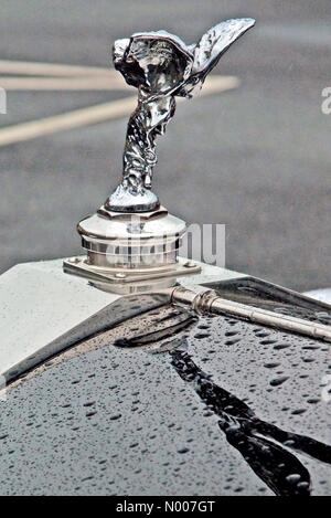 Preston, Lancashire, Regno Unito. 12 Giugno, 2016. U.K. Meteo. Cloudbursts domenica non è riuscita ad arrestare annuale di Manchester a Blackpool auto run. Rolls Royce spirito di estasi riflessa in gocce di pioggia durante la pausa pranzo in Lancashire Museo di fanteria, Preston. Credito: Roger Goodwin / StockimoNews/Alamy Live News Foto Stock