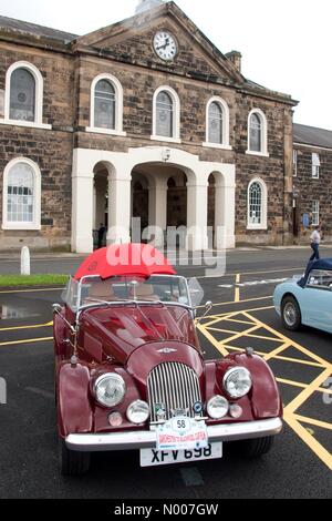 Preston, Lancashire, Regno Unito. 12 Giugno, 2016. U.K. Meteo. Morgan auto sportive Rifugi dalla pioggia durante il fermo ribaltabile su annuale di Manchester a Blackpool esegui. In Lancashire Museo di fanteria, Preston. Credito: Roger Goodwin / StockimoNews/Alamy Live News Foto Stock