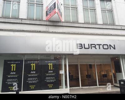 Burlington St, Chesterfield, Derbyshire, Regno Unito. Xiii Giugno, 2016. Uno degli originali Burton menswear negozi chiude le sue porte in Chesterfield dove Montague Burton ha fondato la società nel 1904. Chiuso 11 Giugno 2016. Credito: plasticparanoia/StockimoNews/Alamy Live News Foto Stock