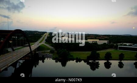 N capitale del Texas Hwy, Austin, Texas, Stati Uniti d'America. Xx Giugno, 2016. Sunrise in Austin, Texas, Stati Uniti d'America. Mattina la quiete come la luna di fragola set (a destra) e il sole comincia a salire. Guardando oltre il ponte 360 che va oltre il Fiume Colorado. Credito: Sidney Bruere/StockimoNews/Alamy Live News Foto Stock