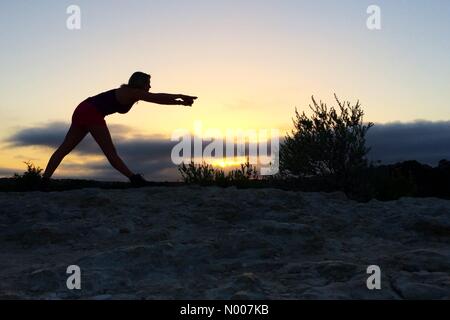 N capitale del Texas Hwy, Austin, Texas, Stati Uniti d'America. Xx Giugno, 2016. Sunrise in Austin, Texas, Stati Uniti d'America. Un escursionista si estende dopo la scalata al 360 Ponte sul look in Austin, Texas. Sun salutations per iniziare il giorno più lungo dell'anno. Credito: Sidney Bruere/StockimoNews/Alamy Live News Foto Stock