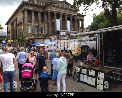 Preston, Lancashire, Regno Unito. Il 25 giugno, 2016. Preston, Lancashire. Folle in visita alle Forze Armate esercito giorno visualizza su Preston bandiera mercato. Credito: Roger Goodwin/StockimoNews/Alamy Live News Foto Stock