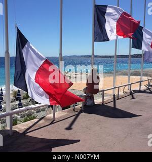 06300 Nice, Francia. Il 15 luglio 2016. Messa in pausa di piangere per coloro che sono morti in un attacco di terrore sulla Promenade des Anglais sul giorno della Bastiglia francese con bandiere della metà del credito del montante: Michael Honegger/StockimoNews/Alamy Live News Foto Stock