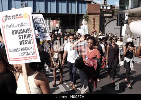 Londra, Regno Unito. 6 agosto 2016. Nero vive questione UK(UKBLM) attivisti che protestavano contro il razzismo nel Regno Unito, Blackfriars Road, Londra . Credito: Ianni Dimitrov / StockimoNews/Alamy Live News Foto Stock