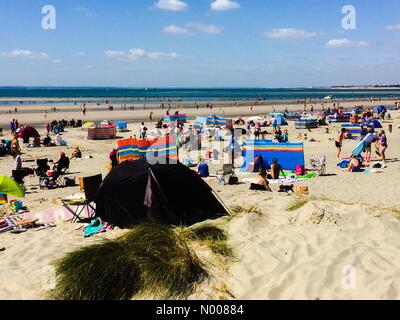 W Strand, West Wittering, Chichester, Regno Unito. 09Aug, 2016. Regno Unito Meteo 9 Agosto 2016: condizioni di elevata pressione portare glorioso sole a West Wittering beach in West Sussex. A diverse miglia di code ha portato come persone accorrevano a questa famosa spiaggia. Credito: jamesjagger/StockimoNews/Alamy Live News Foto Stock