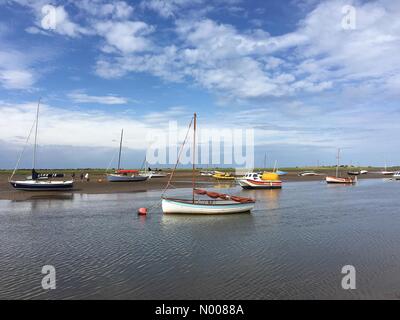 King's Lynn, Regno Unito. 09Aug, 2016. Regno Unito: Meteo splendido sole a Brancaster Staithe sulla North Norfolk costa questo pomeriggio. Credito: Andrew Lockie/StockimoNews/Alamy Live News Foto Stock