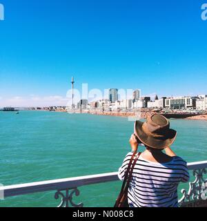 Brighton, Regno Unito. 23 Agosto, 2016. Godendo di una splendida giornata di sole a Brighton dal molo guardando verso il nuovo British Airways i360. Agosto 2016 Brighton Inghilterra UK Credit: EYESITE / StockimoNews/Alamy Live News Foto Stock