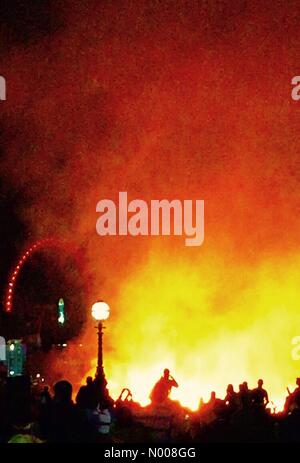Londra, Regno Unito. Il 4 settembre, 2016. 1666 - Londra (ricreato), ustioni. La folla si sono riuniti per guardare la ricostruzione del Grande Incendio di Londra. Credito: Glenn Sontag / StockimoNews/Alamy Live News Foto Stock