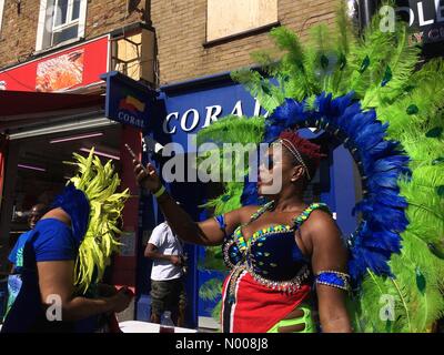 Hackney, Londra, Regno Unito. 11 Settembre, 2016. Hackney carnevale 2016 11/09/2016 Londra UK. Uno degli esecutori prendendo un selfie durante il carnevale di Hackney Credito: Emin Ozkan / StockimoNews/Alamy Live News Foto Stock