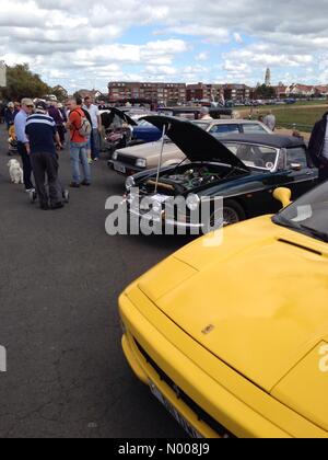 Lytham Saint Annes, Regno Unito. Undicesimo Sep, 2016. Classic Car Rally sul lungomare di Lytham St Anne's, Lancashire Credito: Roger Goodwin/StockimoNews/Alamy Live News Foto Stock