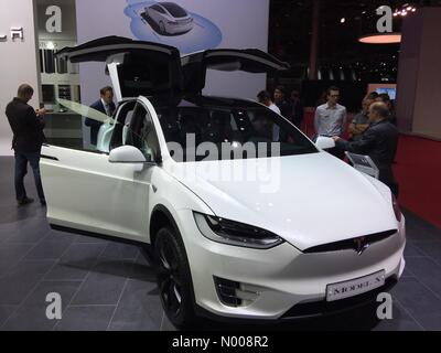 Parigi, Francia. 29 Settembre 2016: Tesla Model X tutte le auto elettriche in esposizione al Motor Show di Parigi Credito: opere / StockimoNews/Alamy Live News Foto Stock