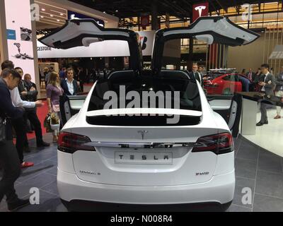 Parigi, Francia. 29 Settembre 2016: Tesla Model X tutte le auto elettriche in esposizione al Motor Show di Parigi Credito: opere / StockimoNews/Alamy Live News Foto Stock