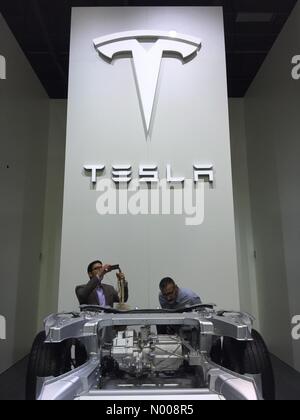 Parigi, Francia. 29 Settembre 2016: Tesla Model X auto elettrica telaio presentano sul display al Motor Show di Parigi Credito: opere / StockimoNews/Alamy Live News Foto Stock