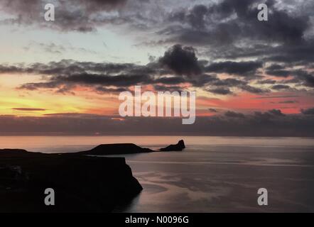 Swansea, Regno Unito. 02Nov, 2016. Tramonto mozzafiato sopra la testa di Worms a Rhossili Beach sulla Penisola di Gower vicino a Swansea questa sera. Credito: Phil Rees/StockimoNews/Alamy Live News Foto Stock