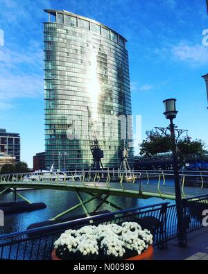 N passerella Dock, Londra, Regno Unito. 08 Nov, 2016. Regno Unito Meteo 8 Novembre 2016: Brisk venti del nord ha portato freddo e condizioni luminose a Londra. Canary Wharf al sole. Credito: jamesjagger/StockimoNews/Alamy Live News Foto Stock