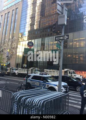 5Th Ave, New York New York, Stati Uniti d'America. 08 Nov, 2016. Barricate al Trump Tower il giorno delle elezioni 2016. Credito: BumbyPix/StockimoNews/Alamy Live News Foto Stock