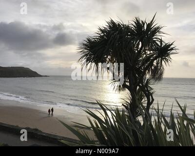 Langland Bay Rd, Newton, Swansea, Regno Unito. Xvi Nov, 2016. Persone che fanno la maggior parte di una pausa nel tempo umido al Langland Bay vicino a Swansea questa mattina. Credito: Phil Rees/StockimoNews/Alamy Live News Foto Stock